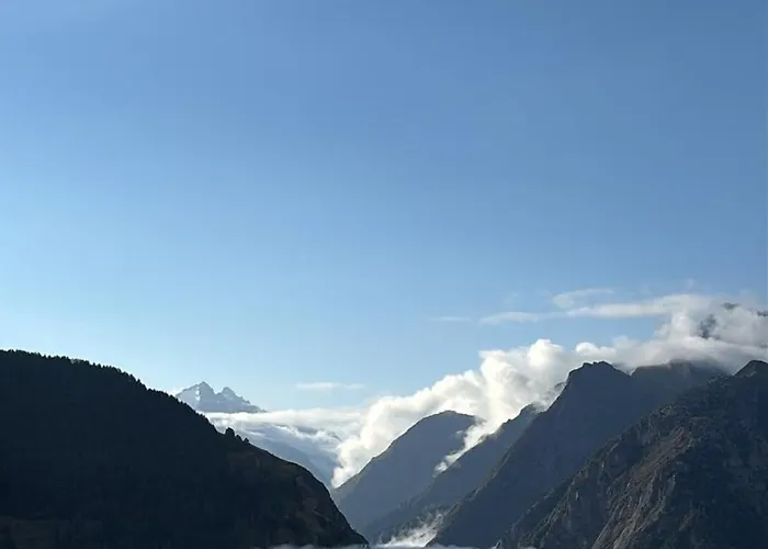 Cozy Cocoon With Breathtaking View And Covered Parking Apartment *